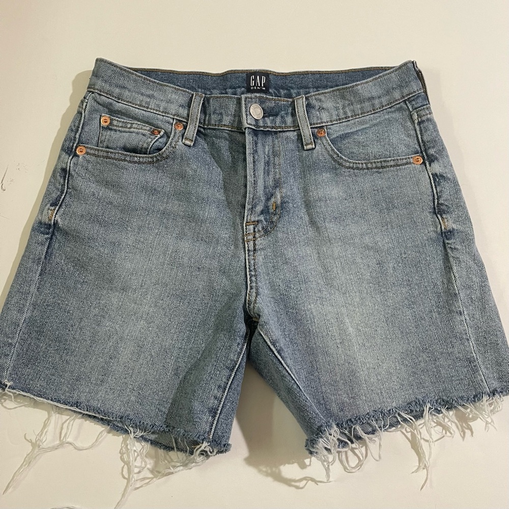 Mid rise gap shorts